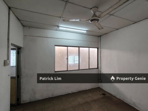 Ayer Keroh Main Road (1St Floor) End Lot For Rent