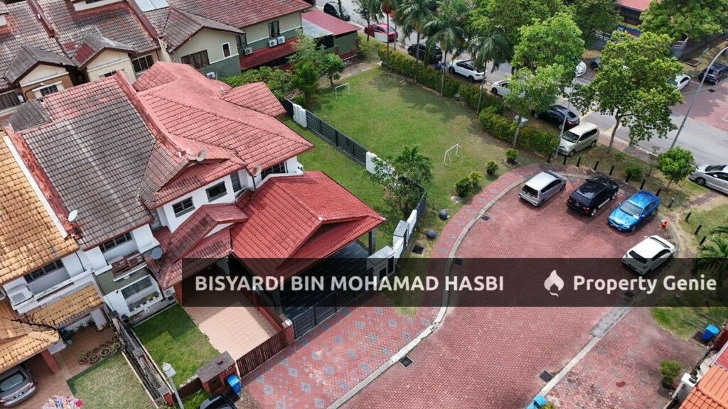 Corner Lot with Ample Parking + Extra Land 2 Storey House, Bukit Jelutong Shah Alam.