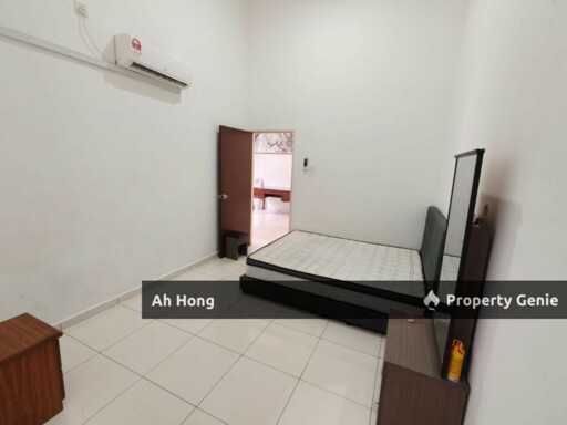 Nusa Sentral / Double Storey / 4bedroom / Partially Furnished