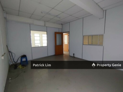 Taman Merdeka Permai [一楼] 店面出租 With Partition