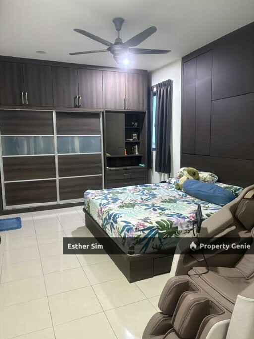 Valued Buy Dahlia Park Condo with 2 Parkings Lot, Well Maintained and Move in Condition. Near Banks, Hawker Food and Schools.