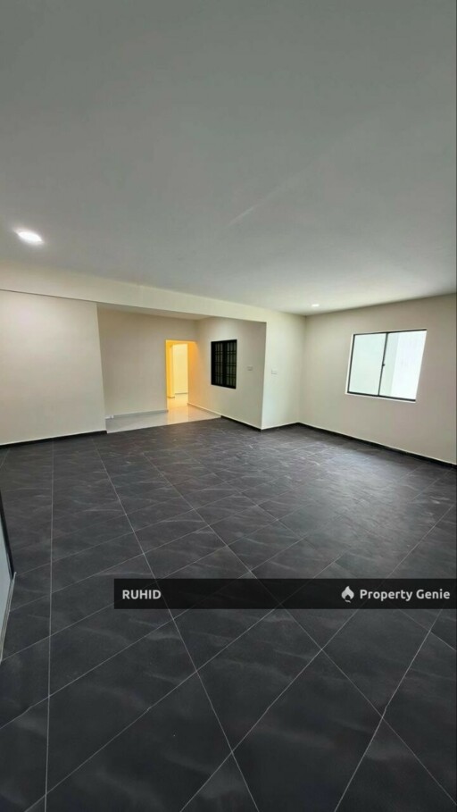 Corner Lot Single Storey House, Taman Sri Pulai – Freehold, 2,000 Sqft