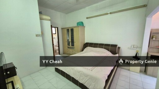 2.5 Storey House 6 Rooms - Facing Field - Good For Big Family