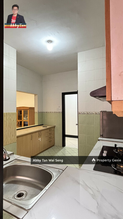 Marina Court | Walk to Malls! Top Floor & No Washing Machine