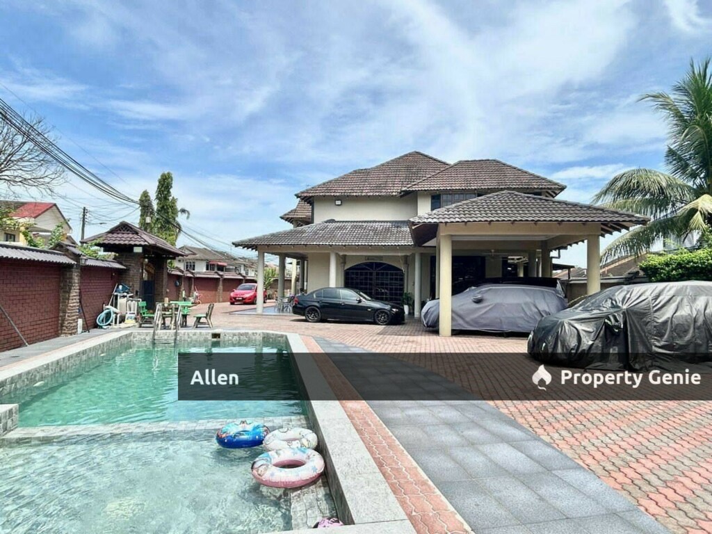 Huge Land Bungalow with Pool @ Bukit Kempas - Below Bank Value