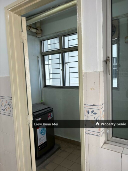 Casa Damansara 1, excellent location walking distance to 3 Damansara Mall. Corner unit airy, spacious and bright. Vacant now.