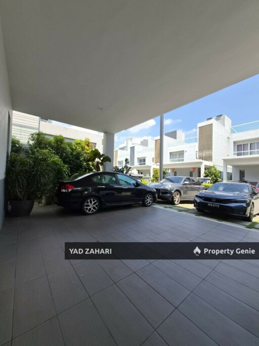 Lakefront Villa, Cyberjaya | 3-Storey Bungalow 3+1 Bedrooms | RM1.8M - Well Maintained, Bright and Airy Unit