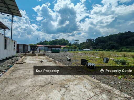 Facing Main Road Land For Rent! 📍Located at 15th Mile
