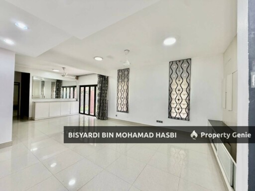 Corner Lot with Ample Parking + Extra Land 2 Storey House, Bukit Jelutong Shah Alam.