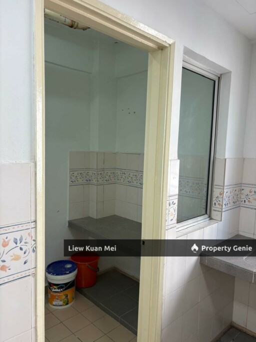 Casa Damansara 1, excellent location walking distance to 3 Damansara Mall. Corner unit airy, spacious and bright. Vacant now.