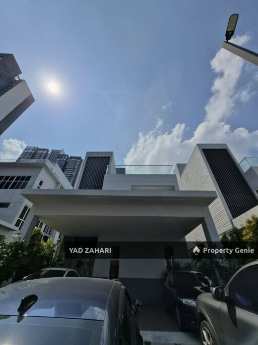 Lakefront Villa, Cyberjaya | 3-Storey Bungalow 3+1 Bedrooms | RM1.8M - Well Maintained, Bright and Airy Unit