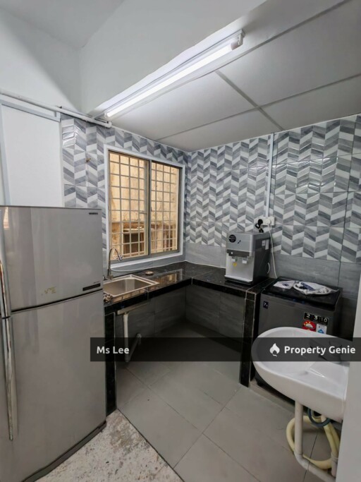 Male Room 2 RM600 @ 1st Floor Shop Apt-Sek 7-Shah Alam-near UITM-Ready Now