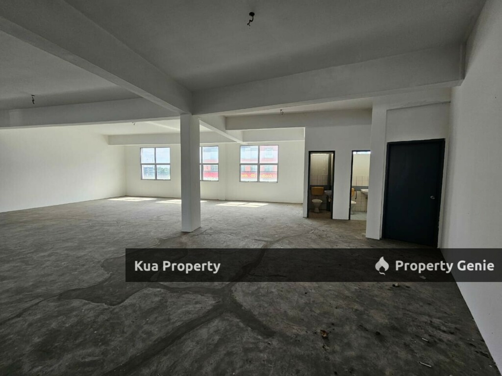 First Floor Intermediate Shoplot / Office For Rent! Located at Stutong