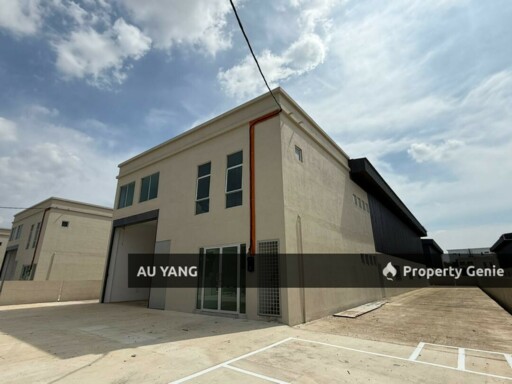 1.5 Storey Detached Factory For Rent / Sale 1.5 层独立式工业厂房出租 / 出售