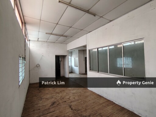 Ayer Keroh Main Road (1St Floor) End Lot For Rent