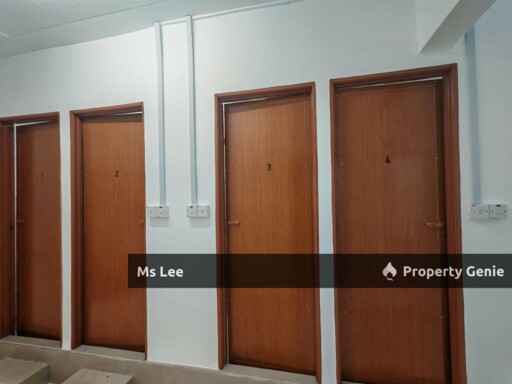 Female Room 3 RM400 @ 2nd Floor Shop Apt-Sek 7-Shah Alam-near UITM-Ready Now