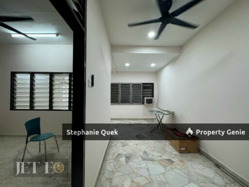 Taman Palm Grove Klang 1 Storey End Lot 3B2B Renovated House For Rent