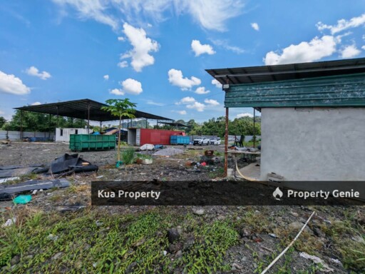 Facing Main Road Land For Rent! 📍Located at 15th Mile