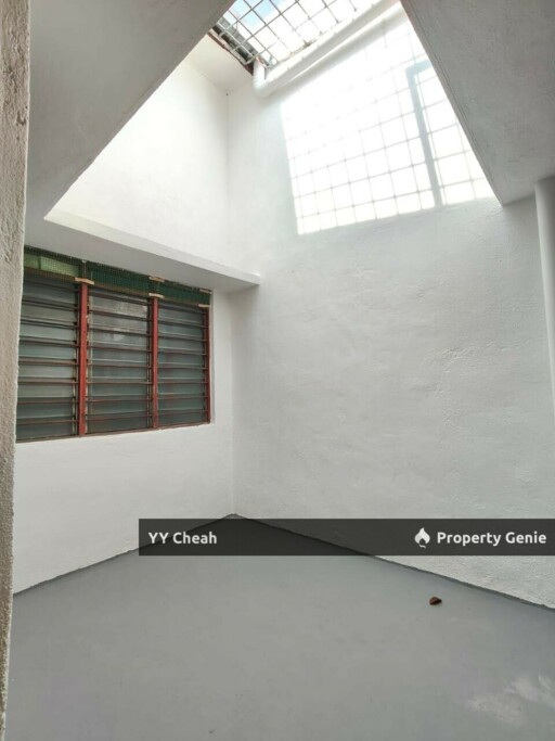 Lahat / Pengkalan Ipoh Two Storey Shoplot For Sale, Facing Main Road, Good Condition, Repaint