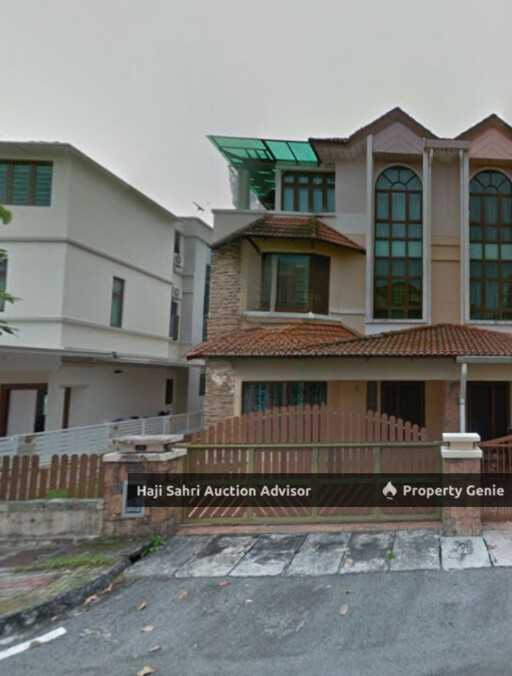 Rumah Berkembar Tiga Tingkat yang beralamat pos di No. 17, Lengkok Sungai Emas 1, Ferringhi Park, 11100, Batu Ferringgi, Pulau Pinang.