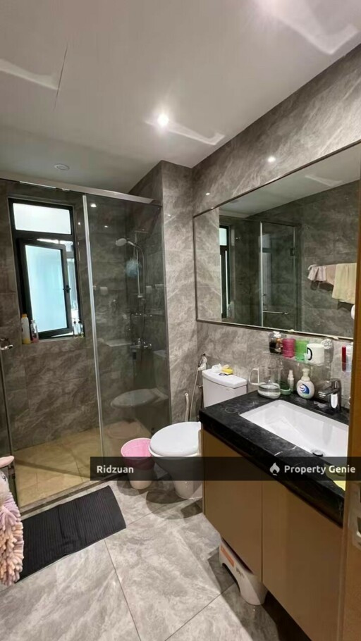 R&F Condo - Direct Link to ICQ and shopping mall facility