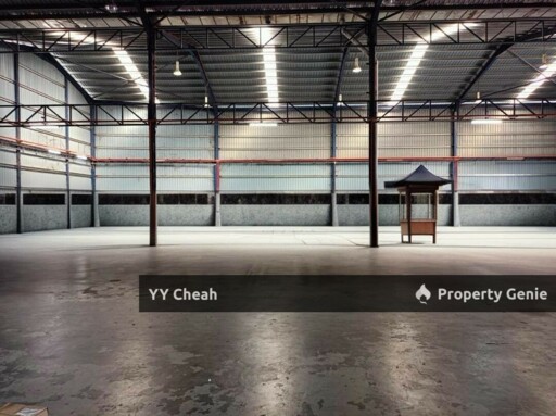 Menglembu/Falim Ipoh Bungalow Factory For Rent Great Lcoation 0.5 Acres Fully Covered