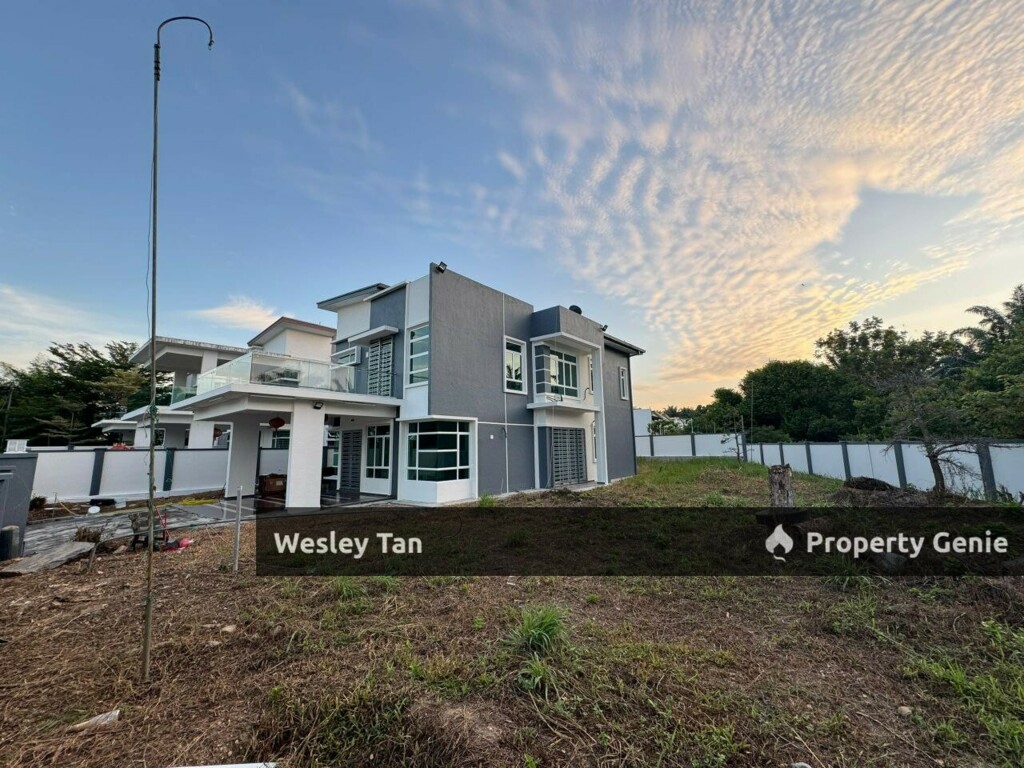 2 Storey Bungalow Corner 9,500sqft Fully Renovated & Furnished 24/7 Gated & Guarded