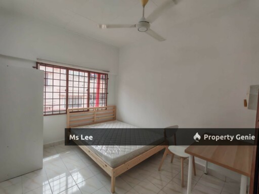 Female Room 1 @ 2nd floor Shop Apt-Sek 7-Shah Alam-near UITM-Ready Now