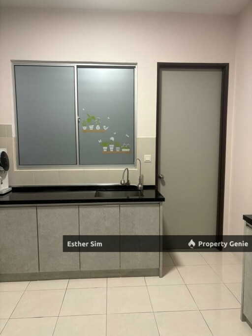 Valued Buy Dahlia Park Condo with 2 Parkings Lot, Well Maintained and Move in Condition. Near Banks, Hawker Food and Schools.