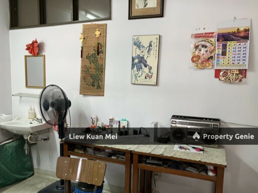 This 3-storey terrace house is located at Lorong Setiabistari 3, Damansara Heights, in a prime and strategic location just a short distance from Pavilion Mall and the MRT station.