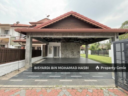 Corner Lot with Ample Parking + Extra Land 2 Storey House, Bukit Jelutong Shah Alam.