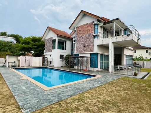 COUNTRY HILLS RESIDENCES