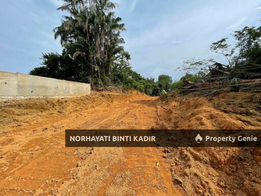 (HOT AREA) LOT BANGLO BESERAH BERHAMPIRAN KG DARAT SEKOLAH