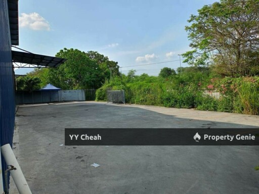 Menglembu/Falim Ipoh Bungalow Factory For Rent Great Lcoation 0.5 Acres Fully Covered
