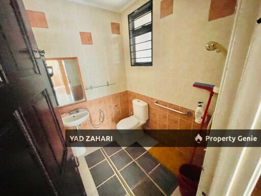 Bukit Jelutong, Shah Alam | 2-Storey Terrace 5 Bedrooms | RM1.4M - Freehold, Non Bumi & With Loteng