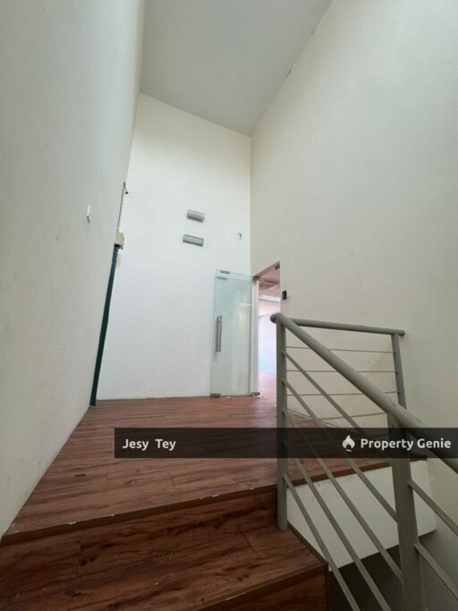 Taman Molek 2nd Floor For Rent