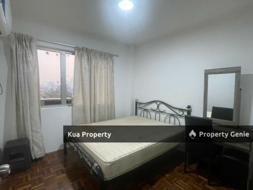 Queen Room for Rent at Central Court Apartment, near MBKS