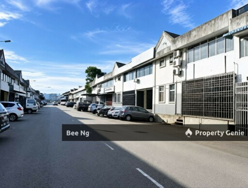 Taman Universiti / 1.5 Storey Factory 25x80 / Facing Main Road / Unblock