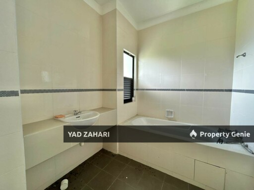 Saujana Villa, Taman Prima Saujana, Kajang | 2.5 Storey Bungalow 5 Bedrooms | RM1.75M - Gated and Guarded, Freehold, Spacious Hall & Built Up