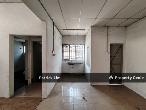 Ayer Keroh Main Road (1St Floor) End Lot For Rent