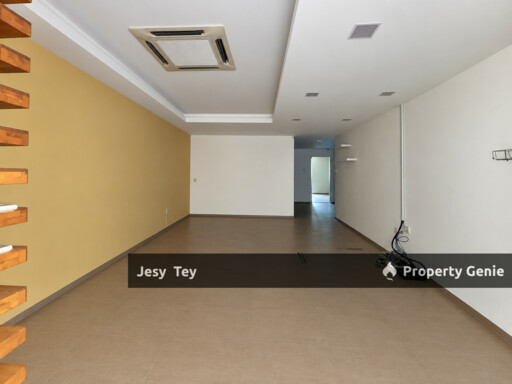 Taman Molek Third Floor Office For Rent