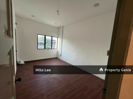 JB Town 2 storey Shoplot For Sale!! Facing Main Road!!
