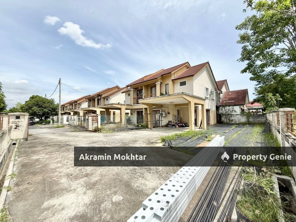 END LOT with EXTRA LAND 2 Storey SEMI-D Cluster Alam Suria, Puncak Alam .