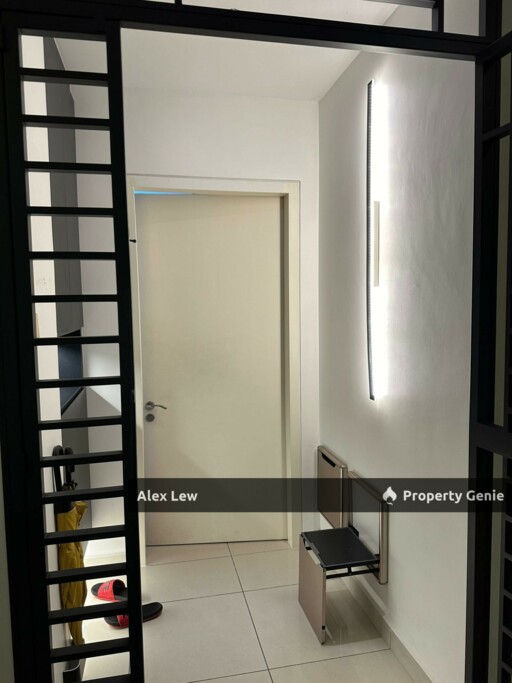 Waltz Residence OUG, FREEHOLD Fully Renovated Move-In Unit with 2 Carparks