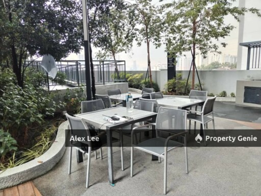 Spacious 3BR Corner @ Holmes 2 | 979sf Mid Floor | Park Views | LRT Walk