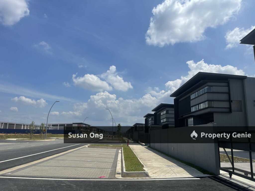 Rent-Elmina semi D factory corner-200amp