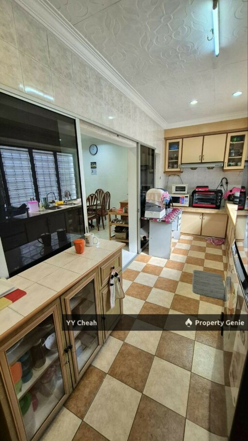 2.5 Storey House 6 Rooms - Facing Field - Good For Big Family