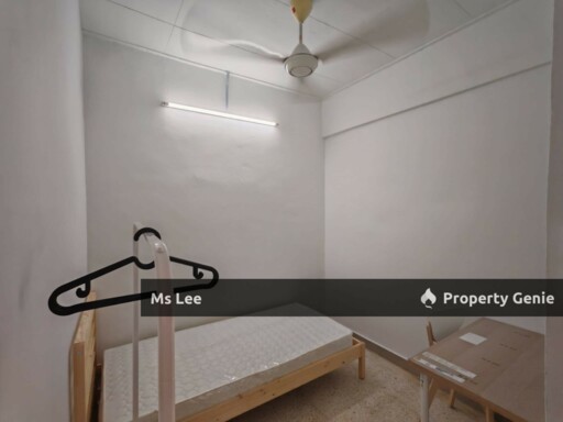 Female Room 3 RM400 @ 2nd Floor Shop Apt-Sek 7-Shah Alam-near UITM-Ready Now