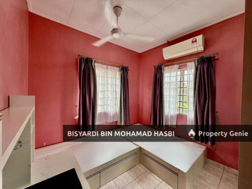 Corner Lot with Ample Parking + Extra Land 2 Storey House, Bukit Jelutong Shah Alam.