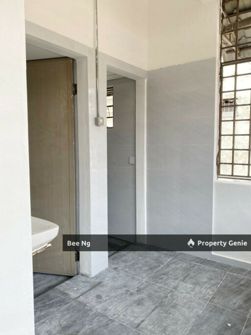 Taman Tasek/Jalan Glasiar/Double Storey Shop Lot/Facing Main Road